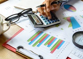 Wirtschaftsmathematiker - AdobeStock_86133967 --- Kittiphan - 200x280px